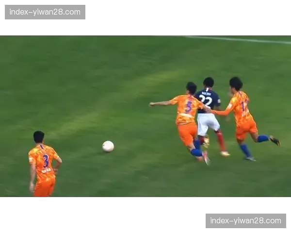 点球！裁判观看VAR后判罚点球，恰尔汗奥卢一蹴而就。