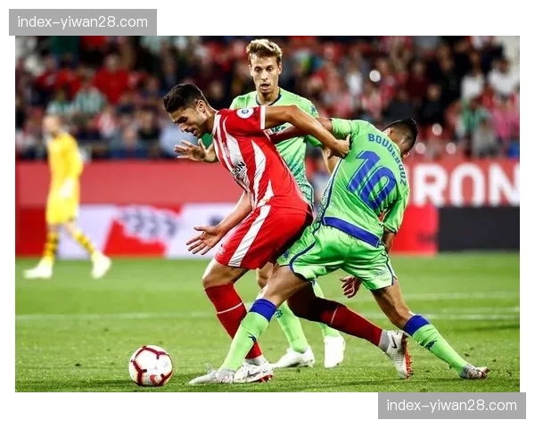 赫罗纳3-2逆转贝蒂斯，多夫比克梅开二度，巩固欧冠席位。