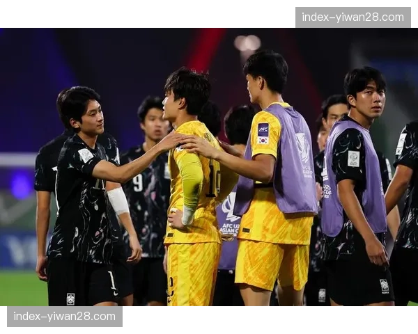 点球决胜前，两队门将并肩站在中圈低声交流